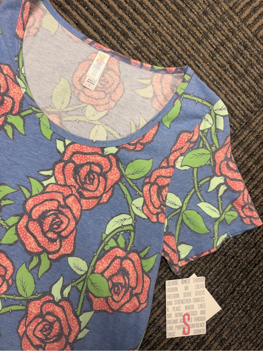 NWT LuLaRoe Classic T Blue Rose Print Sz Small